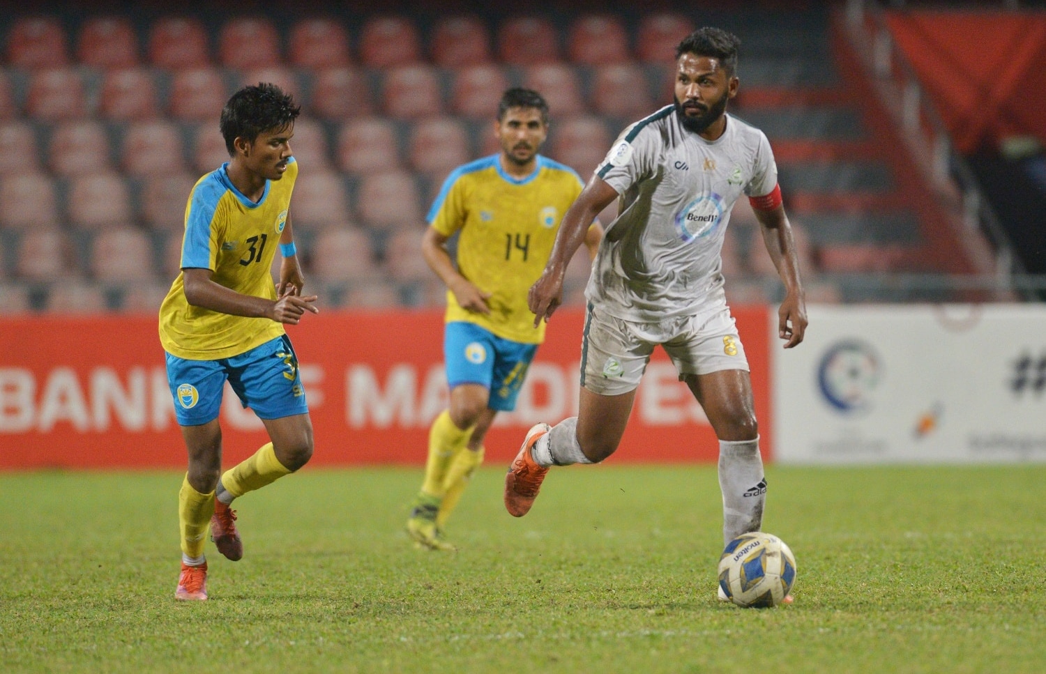 ގްރީންގެ ކެޕްޓަން ރިލްވާން (ކ) ބޯޅަ ހިފައިގެން ދާއިރު އޭނާ އަތުން ބޯޅަ ހޯދަން ވެލެންސިއާގެ ޔާމީން މަސައްކަތް ކުރަނީ --- ފޮޓޯ: އެފްއޭއެމް