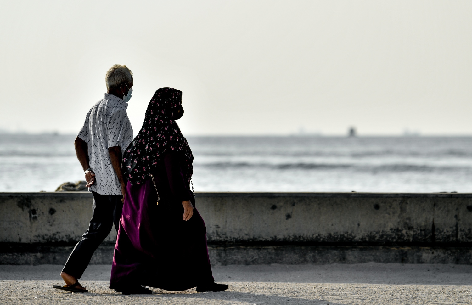 ދުވަސްވީ ދެމަފިރިން ކަސްރަތަށް ނުކުމެ: އާބާދީ މުސްކުޅިވަމުން ދާއިރު ދެން ވިސްނަންވީ ދެމެހެއްޓެނިވި ތަރައްގީ އަށް.--- ފޮޓޯ: ނިޝާން އަލީ/ މިހާރު