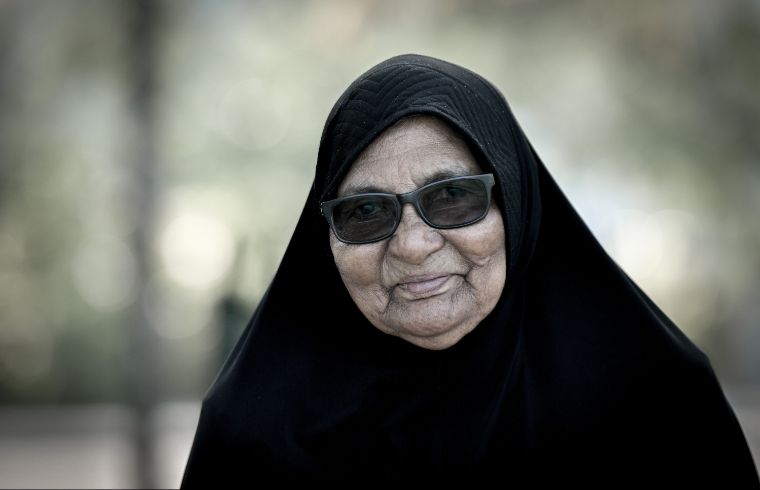 އުމުރުން ދުވަސްވީ މީހަކު ހިނިތުންވެފައި: އާއިލާތަކުގެ ތެރޭގައި ހިތްހަމަޖެހުމާއި އަޅާލުންދީގެން އެ މީހުން ބަލަހައްޓަން ޖެހޭ. -- ފޮޓޯ: ނިޝާން އަލީ