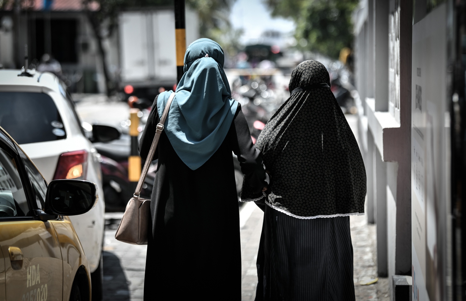 އުމުރުން ދުވަސްވީ މީހަކު ގޮވައިގެން މަގުމަތީގައި: އުމުރުން ދުވަސްވީ މީހުންގެ ގާނޫނާ އެކު މިހާރު ފެންމަތިވެފައި ހުރި ގިނަ މައްސަލަތަކަށް އުއްމީދު ލިބޭނެ ކަމަށް ބެލެވޭ. -- ފޮޓޯ: ނިޝާން އަލީ/ މިހާރު