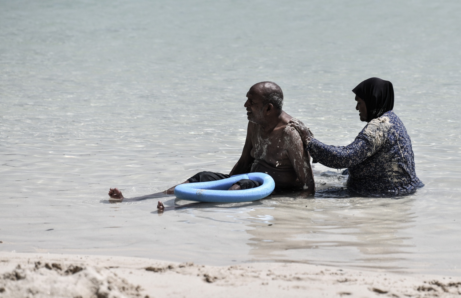 އުމުރުން ދުވަސްވީ ދެމީހަކު މޫދުގައި.-- ފޮޓޯ: ނިޝާން އަލީ / މިހާރު