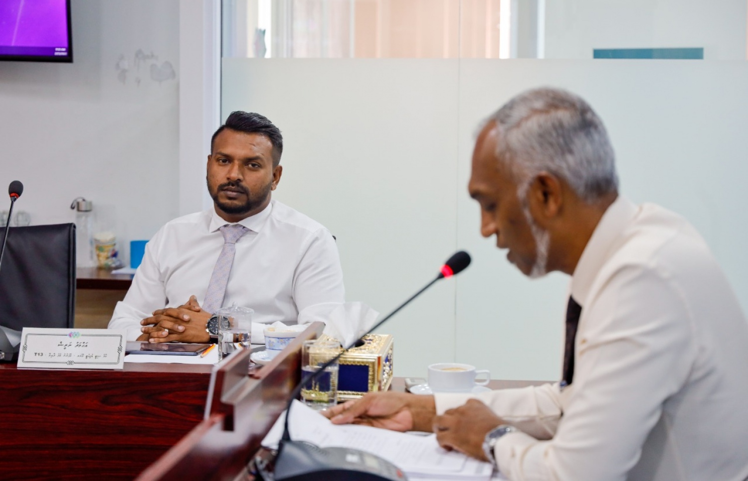 މާލޭ ސިޓީ ކައުންސިލްގެ ބައްދަލުވުމެއްގައި މާލޭގެ މޭޔަރު ޑރ. މުހައްމަދު މުއިއްޒު އަދި ޑެޕިއުޓީ މޭޔަރު އަހުމަދު ނަރީޝް ބައިވެރިވެވަޑައިގަންނަވަނީ--