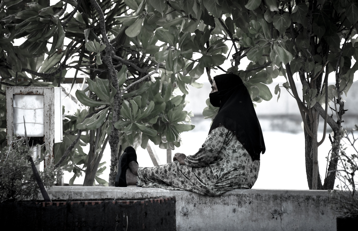 ދުވަސްވީ މީހަކު އާޓްފިޝަލް ބީޗުގައި އެކަނިމައި އެކަނި އިށީންދެލައިގެން-- ފޮޓޯ: ނިޝާން އަލީ/ މިހާރު