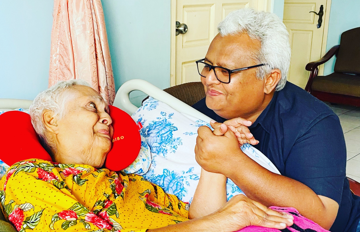 މުހައްމަދު އާސިފް (މޮންދު) އޭނާގެ މަންމަ މަރީނާއާ އެކު: މަރީނާގެ ހުރިހާ ކަމެއް އެންމެ ގާތުން ބަލަނީ އޭނާ.