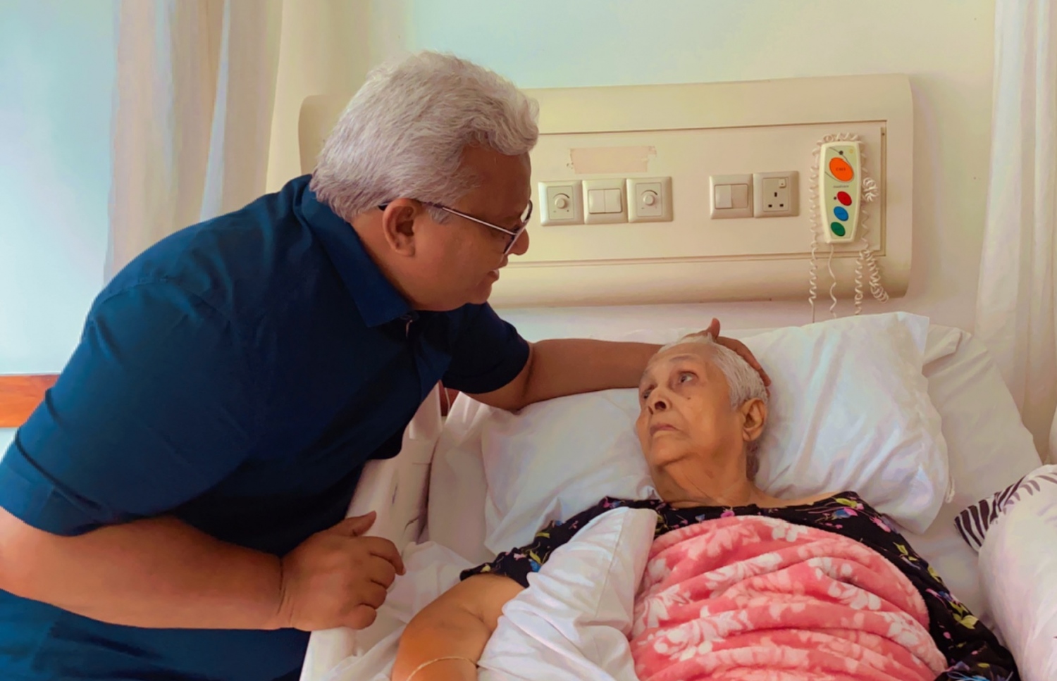 މުހައްމަދު އާސިފް (މޮންދު) އޭނާގެ މަންމައާ އެކު: މޮންދު އަކީ މަރީނާގެ އެންމެ ދޮށީ ދަރިފުޅު.