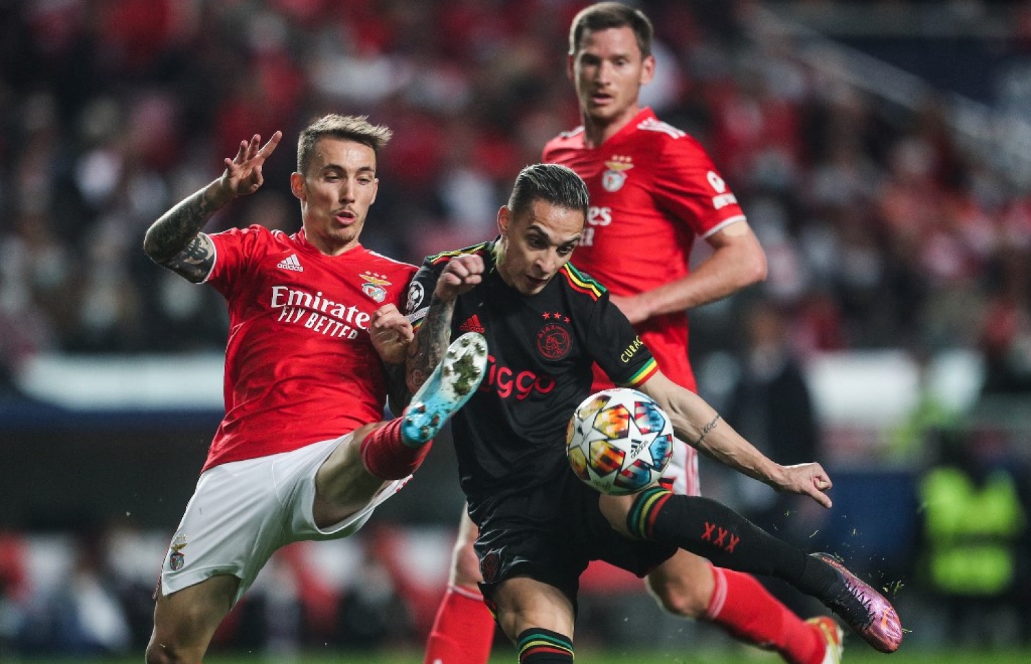 އަޔެކްސް އާއި ބެންފީކާ ބައްދަލުކުރި މެޗުގެ ތެރެއިން.-- ފޮޓޯ: އޭއެފްޕީ