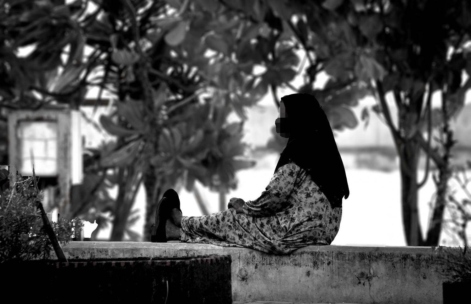 އުމުރުން ދުވަސްވީ މީހަކު އާޓިފިޝަލް ބީޗުގައި އިށީންދެލައިގެން.-- ފޮޓޯ: ނިޝާން އަލީ / މިހާރު