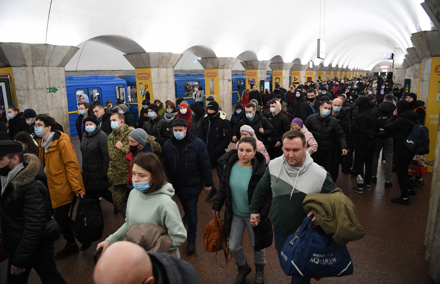 ޔުކްރޭނުގެ ވެރިރަށް ކިއޭވްގެ މެޓްރޯ ސްޓޭޝަނެއްގައި ބަޔަކު ހަރަކާތްތެރި ވަނީ. --ފޮޓޯ:އޭއެފްޕީ