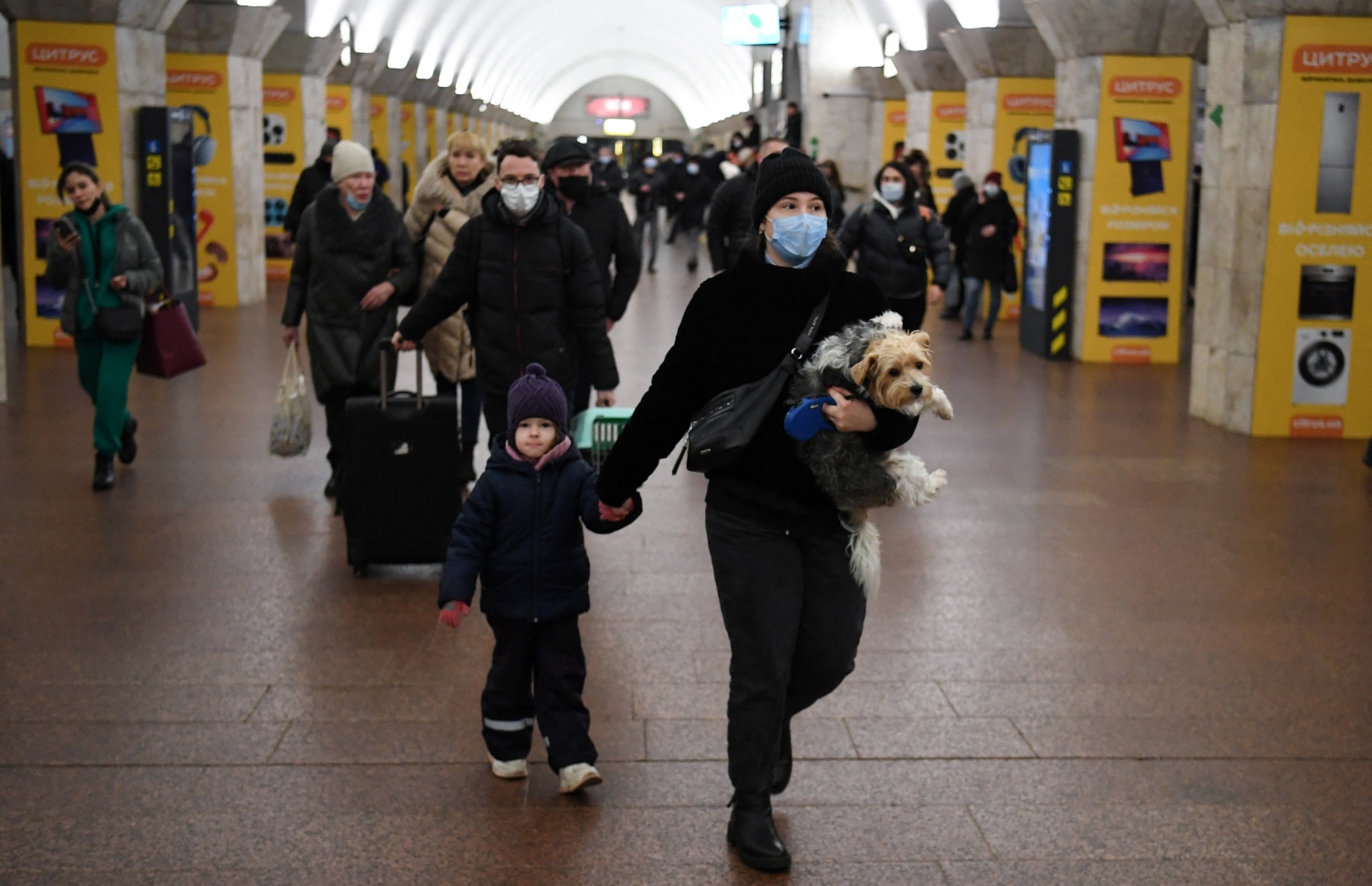 ރަޝިޔާގެ ހަމަލަތަކުން ސަލާމަތްވުމަށް ޔޫކްރެއިން ބަޔަކު ދުވެފައި ދަނީ -- ފައިލް ފޮޓޯ: މިހާރު