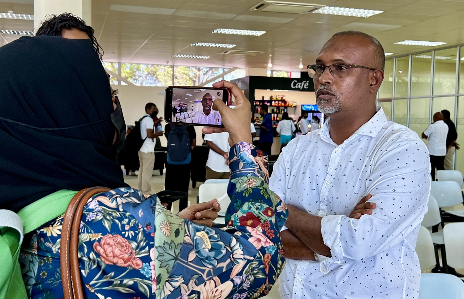 މަންޓާގެ ސީއީއީ ޚަލީލް ގަން އެއާޕޯޓްގައި މިއަދު ނޫސްވެރިންނާ ވާހަކަ ދައްކަވަނީ.---ފޮޓޯ: މިހާރު