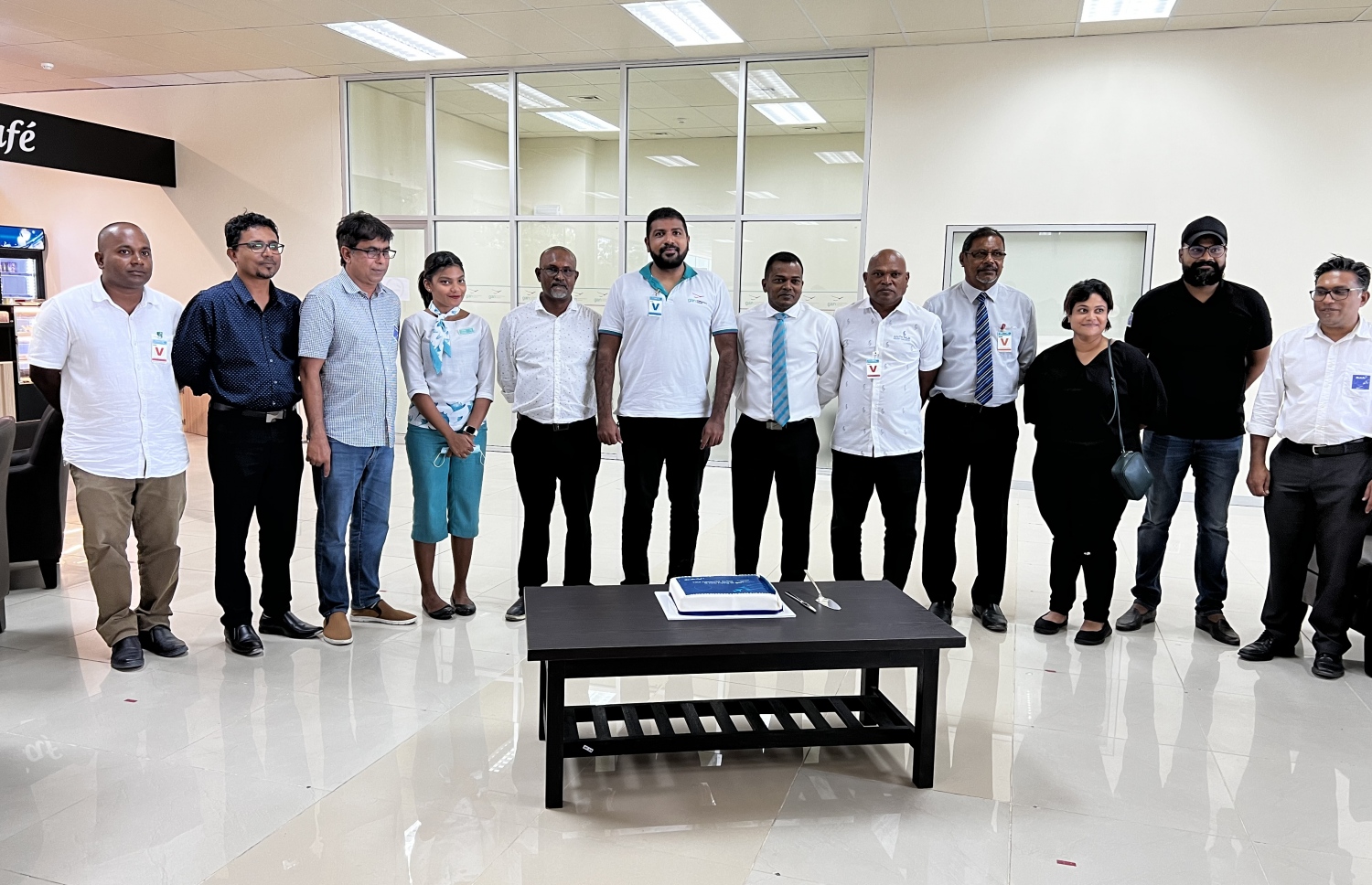 ގަން އިންޓަނޭޝަނަލް އެއާޕޯޓުގައި މަންޓާގެ އިސްވެރިންނާއި އައްޑޫ މޭޔަރު ނިޒާރު އަދި ގަން އެއާޕޯޓުގެ އިސްވެރިން ފޮޓޯއަކަށް ތައްޔާރު ވެގެން-- ފޮޓޯ: މިހާރު