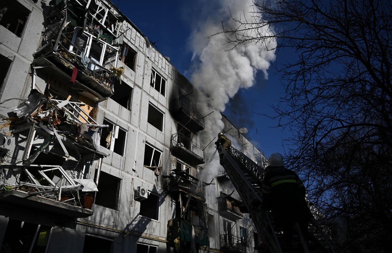 ރަޝިޔާ އިން ދިން ވައިގެ ހަމަލާތަކުގައި ޔުކްރޭނުގެ އިރުމަތީ ޓައުނެއްގެ އެޕާޓްމަންޓެއްގައި ރޯވެފައި. --ފޮޓޯ:އޭއެފްޕީ