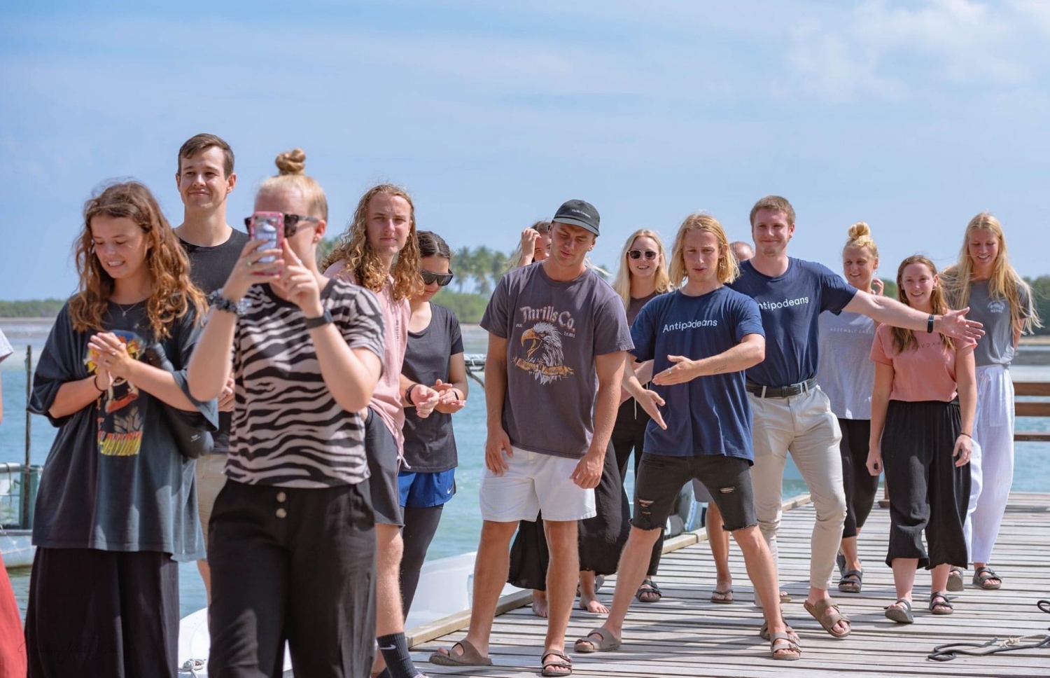 އައްޑުއަށް ދިޔަ ޓޫރިސްޓުންތަކެއް: ގިނައިން އަންނަނީ ޔޫރަޕުގެ ޓޫރިސްޓުން ކަމަށް ވާތީ ބިކިނީ ބީޗެއް އޮތުން މުހިންމު ކަމަށް ގެސްޓްހައުސްތަކުން ބުނޭ-- ފޮޓޯ: ޕެބަލްސް އިން