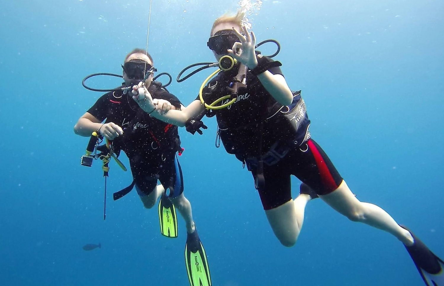 އައްޑޫއަށް ދިޔަ ޓޫރިސްޓުންތަކެއް ޑައިވް ކުރަނީ-- ފޮޓޯ އިކުއަޓޯރިއަލް ޑައިވާސް ލައުންޖް