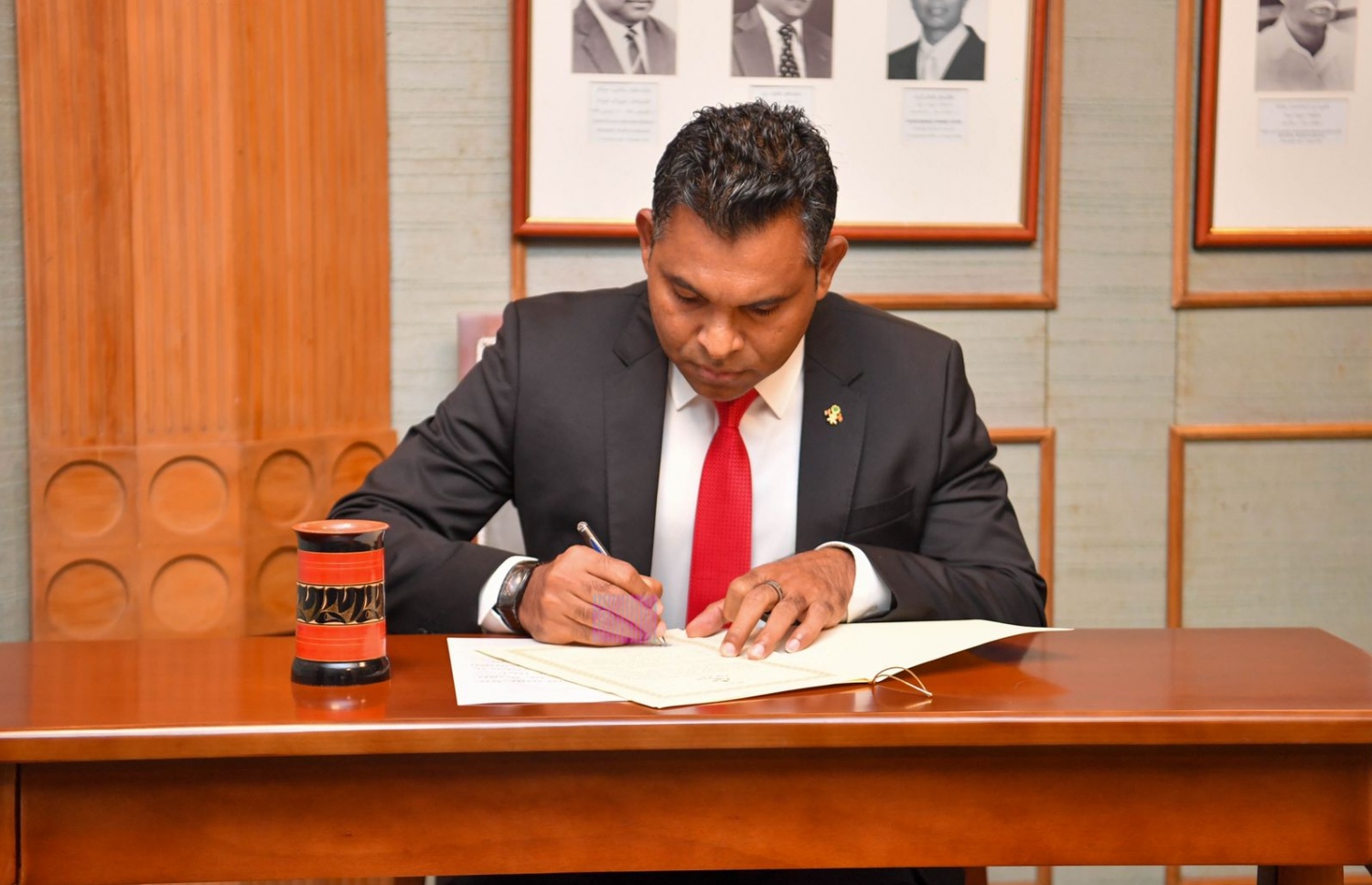 ރައީސްގެ މަސްއޫލިއްޔަތު އަދާކުރެއްވުމުގެ ހުވާގެ އިގުރާރުގައި ނައިބު ރައީސް ފައިސަލް ސޮއިކުރައްވަނީ.