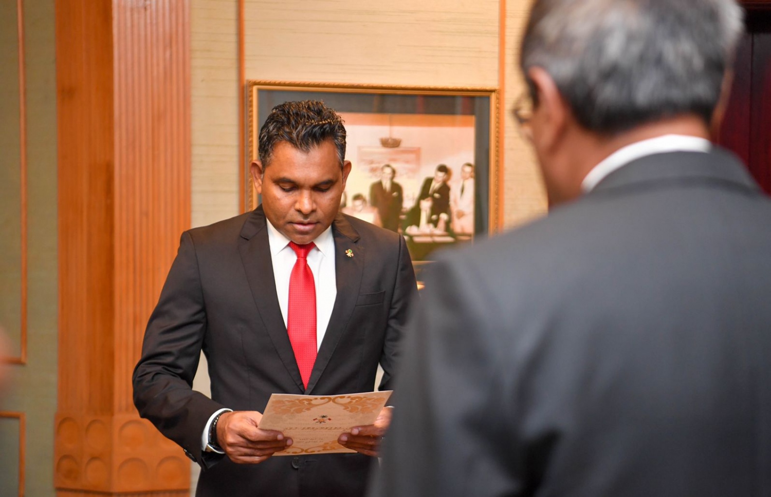 ނައިބު ރައީސް ފައިސަލް، ރައީސްގެ މަސްއޫލިއްޔަތު އަދާކުރެއްވުމުގެ ހުވާ މިއަދު ކުރައްވަނީ.---ފޮޓޯ: މަޖިލިސް