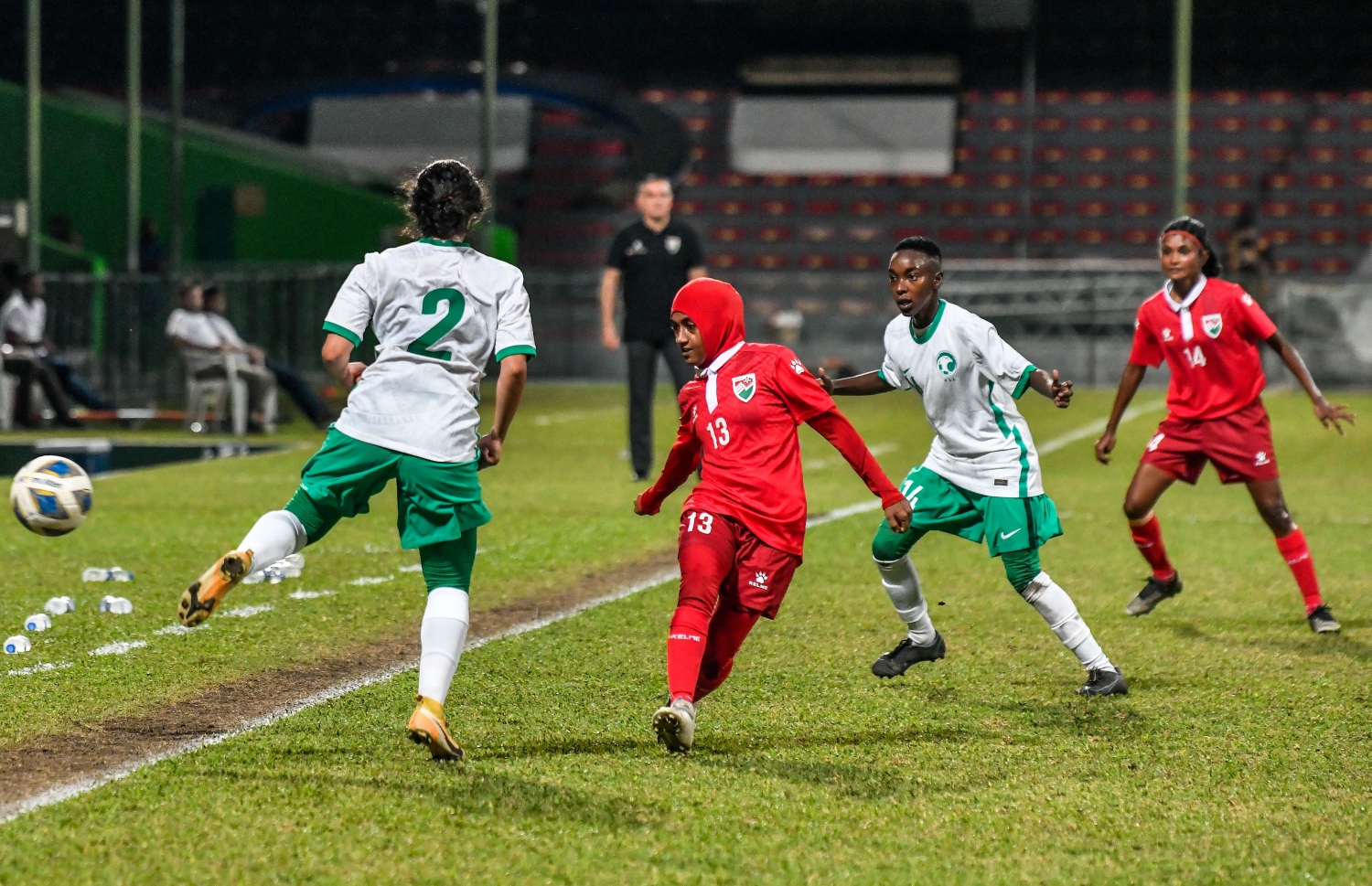 ސައުދީ ޓީމުގެ ކުޅުންތެރިން ކައިރުން ބޯޅަ ހިފައިގެން ރާއްޖޭ ޓީމުގެ ކުޅުންތެރިން ދެވޭތޯ މަސައްކަތްކުރަނީ. --ފޮޓޯ: ފަޔާޒު މޫސާ / މިހާރު