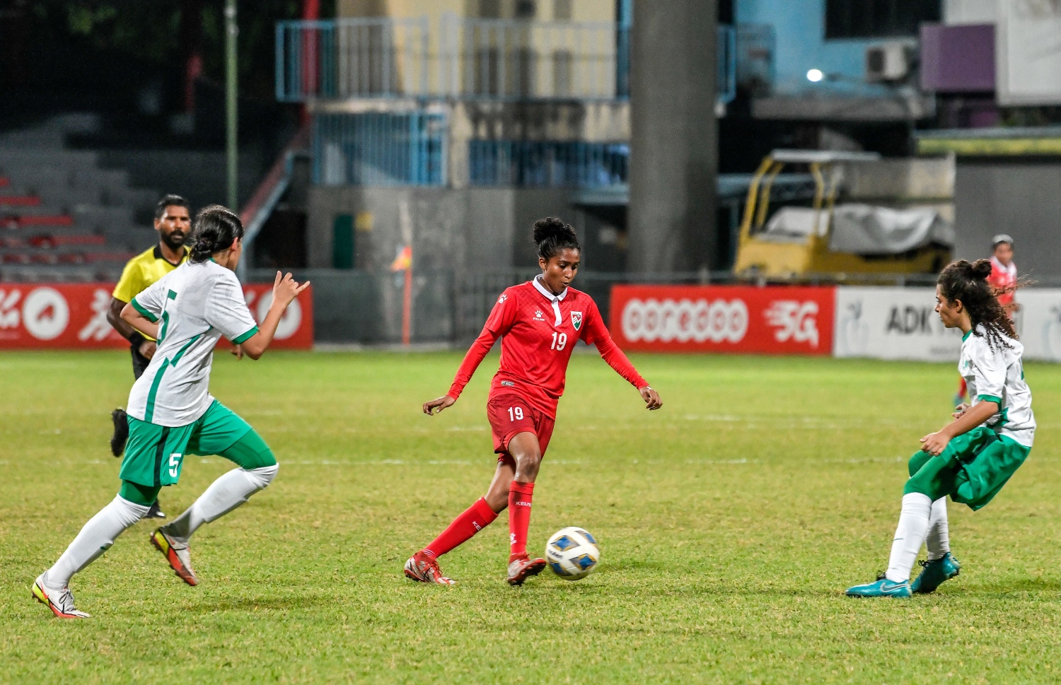 ސައުދީ ދެ ކުޅުންތެރިން ކައިރިން ނައްޓާލުމަށްފަހު  ބޯޅަ ހިފައިގެން  ރާއްޖެ ޓީމުގެ ކުޅުންތެރިއާ ދެވޭތޯ މަސައްކަތްކުރަނީ--ފޮޓޯ: ފަޔާޒު މޫސާ / މިހާރު