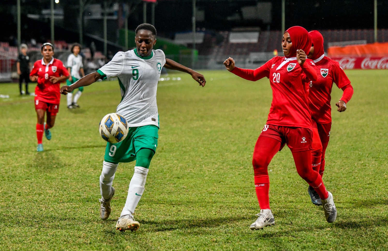 ސައުދީ ޓީމުގެ ކުޅުންތެރިއާއަތުން ބޯޅަ ހޯދުމަށް ރާއްޖޭގެ ދެ ކުޅުންތެރިއަކު މަސައްކަތްކުރަނީ، މި މެޗު ކާމިޔާބުކުރީ ސައުދީ ޓީމް-- ފޮޓޯ: ފަޔާޒު މޫސާ / މިހާރު