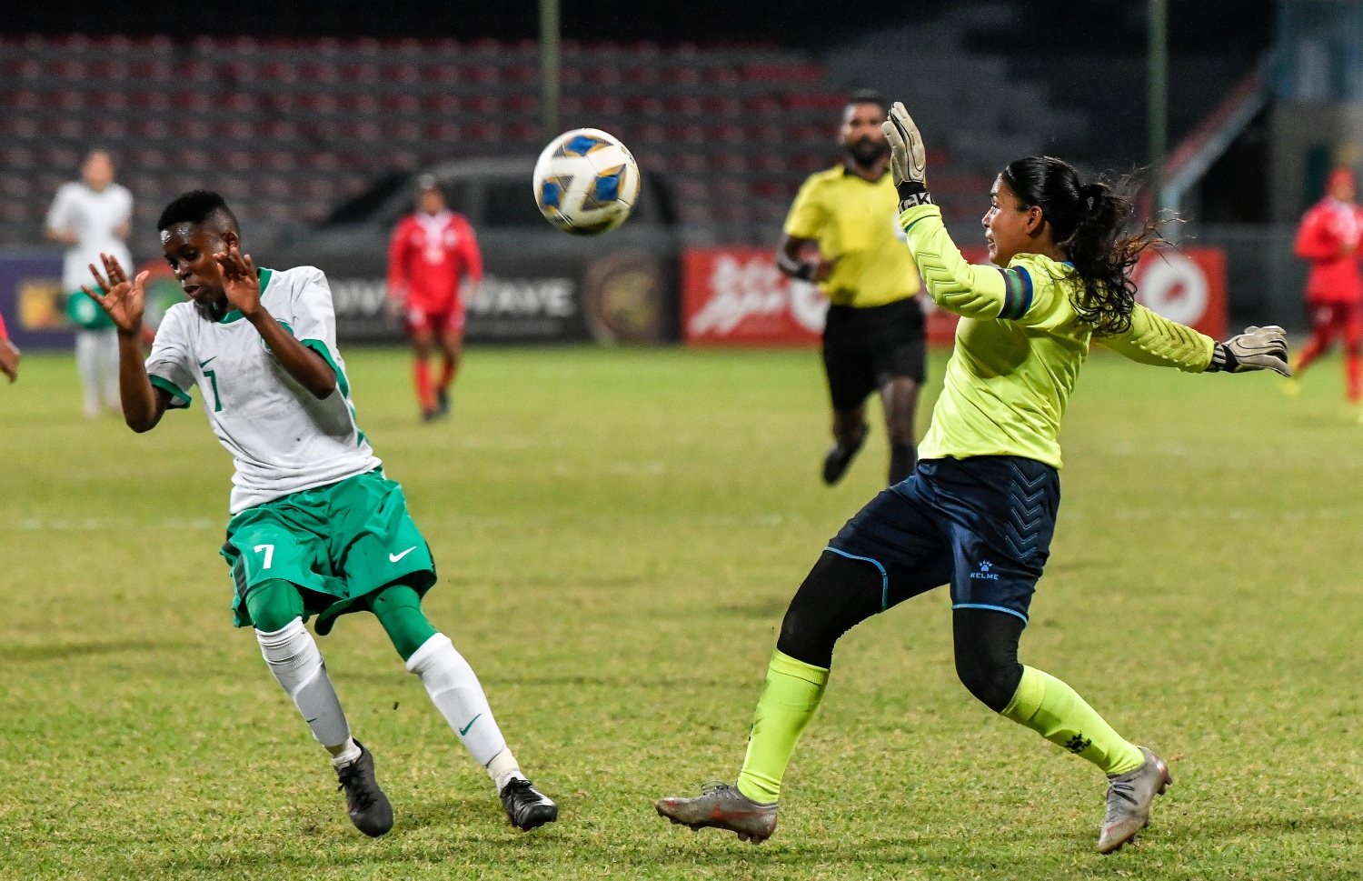 ރާއްޖެ އާއި ސައުދީ ކުޅުނު މެޗުގައި ސައުދީ ޓީމުން ފޮނުވާލި ބޯޅައެއް ދިފާއުކުރުމަށް ރާއްޖޭ ޓީމުގެ ގޯލްކީޕަރު މަސައްކަތްކުރަނީ --- ފޮޓޯ: ފަޔާޒު މޫސާ | މިހާރު