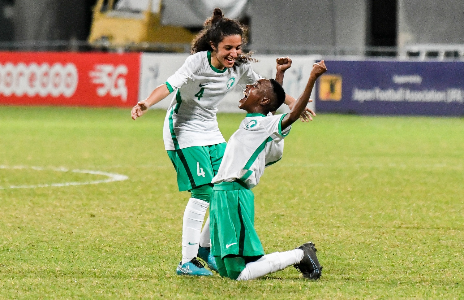 ރާއްޖެ އާއި ސައުދީ ކުޅުނު މެޗުގައި ސައުދީގެ ކުޅުންތެރިން ގޯލް ޖެހުމަށް ފަހު އުފާފާޅު ކުރަނީ --- ފޮޓޯ: ފަޔާޒު މޫސާ / މިހާރު