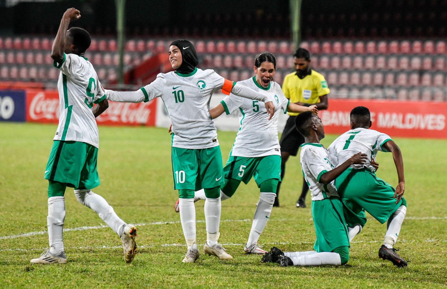 ރާއްޖެ ކޮޅަށް ދެވަނަ ލަނޑު ޖެހުމަށް ފަހު ސައުދީ ޓީމުގެ ކުޅުންތެރިން އުފާފާޅުކުރަނީ-- ފޮޓޯ: ފަޔާޒު މޫސާ /މިހާރު