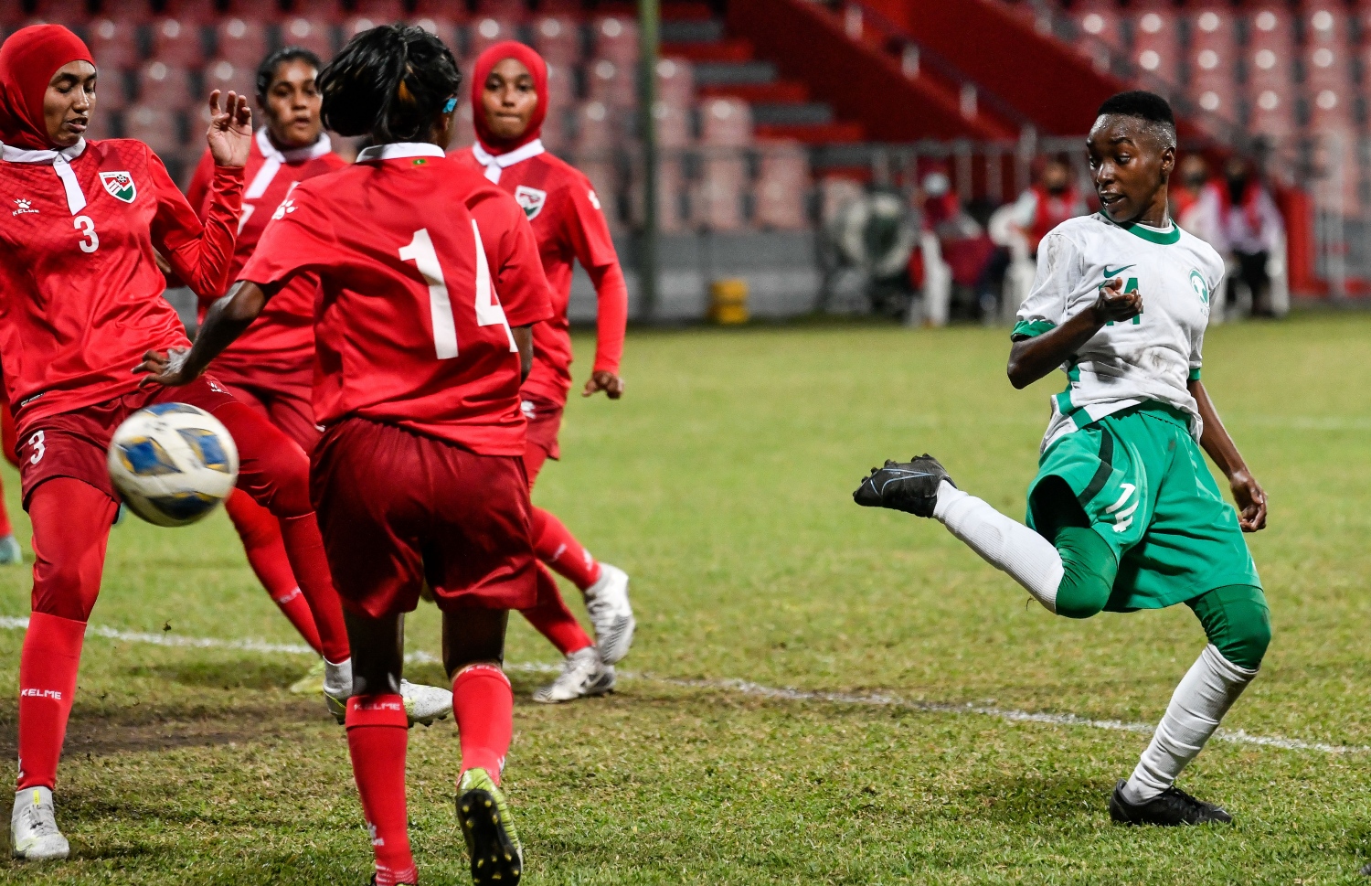 ސައުދި އަރަބިއްޔާ ޓީމުގެ ދެ ވަނަ ލަނޑު ގޯލަށް ފޮނުވާލަނީ، އެ ޓީމް މެޗު ކާމިޔާބުކުރީ 2-0 އިން. -- ފޮޓޯ: ފަޔާޒު މޫސާ / މިހާރު