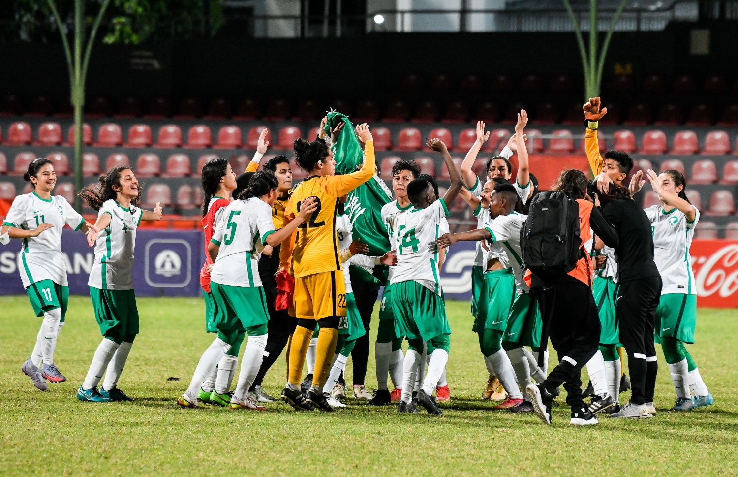 އެފްއޭއެމްއިން އިންތިޒާމުކޮށްގެން ކުރިއަށްގެންދިއަ އަންހެން ފުޓްބޯޅައިގެ ބައިނަލްއަގުވާމީ ފަހު މެޗުގައި ސައުދީ އަރަބިއްޔާ 2-0 ލަނޑުން ރާއްޖެ ބަލިކުރުމަށް ފަހު ސައުދީ ޓީމުގެ ކުޅުންތެރިން ދަނޑުމަތީގައި އުފާފާޅު ކުރަނީ-- ފޮޓޯ: ފަޔުާޒު މޫސާ / މިހާރު