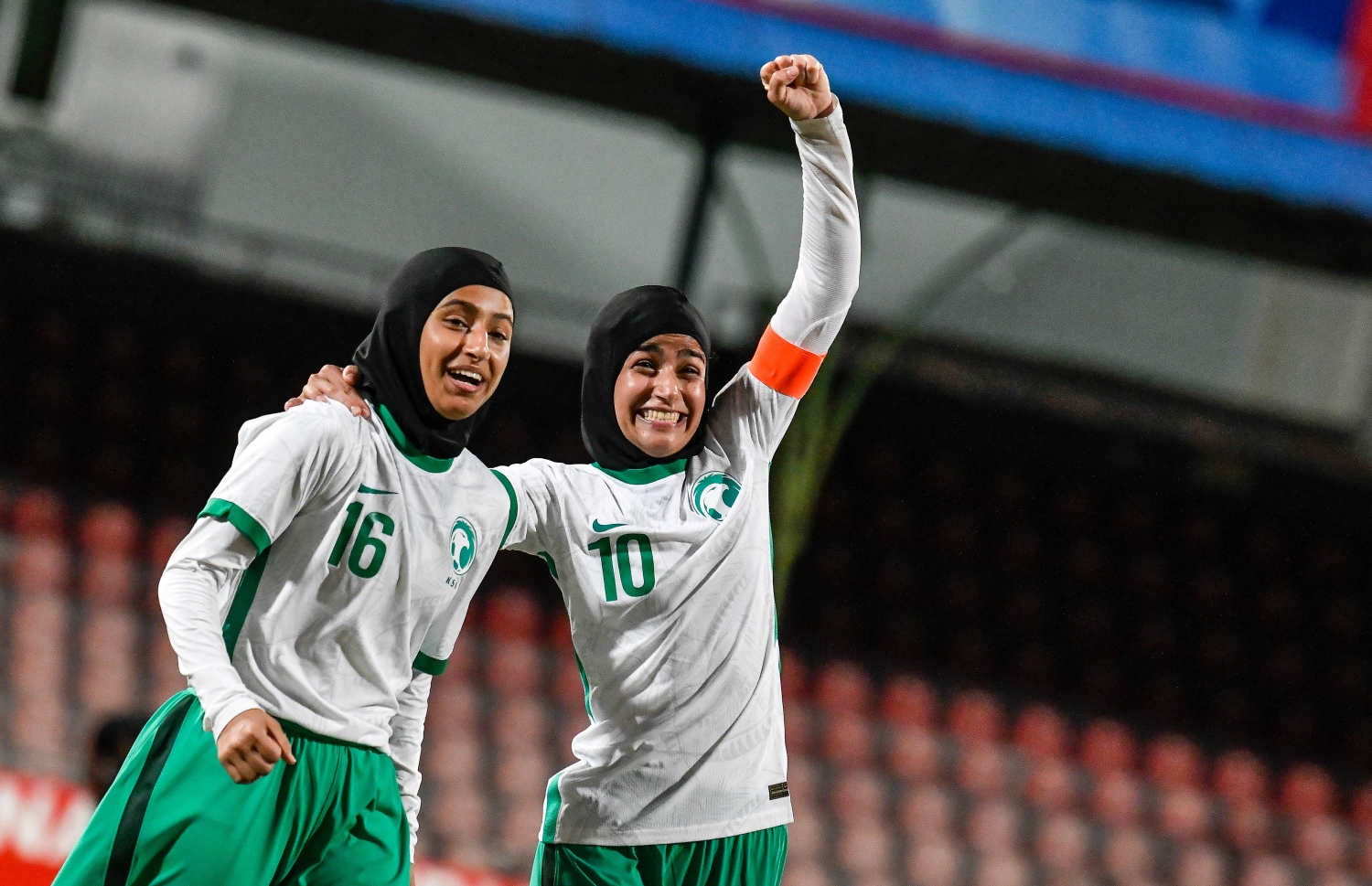 ސައުދީ އަރަބިއްޔާއިން 2-0 އިން ރާއްޖެ ބަލިކުރުމަށް ފަހު ސައުދީ ޓީމުގެ ކެޕްޓަނާއި ކުޅުންތެރިއަކު އުފާފާޅުކުރަނީ-- ފޮޓޯ: ފަޔާޒު މޫސާ / މިހާރު