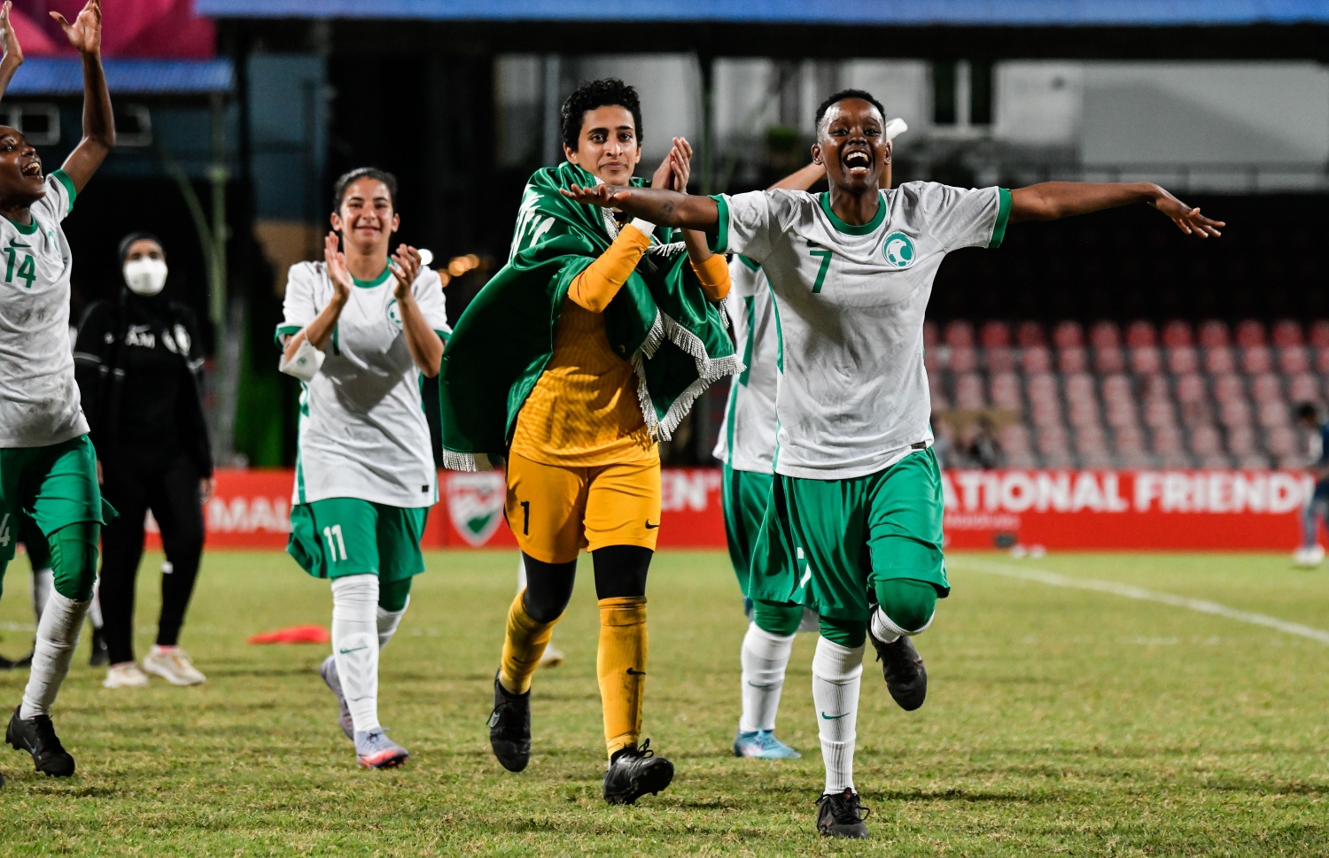 ސައުދީން އަންހެން ފުޓްބޯޅަ ޓީމެއް އެކުލަވައިލައިގެން ކުޅުނު އިންޓަނޭޝަނަލް ދެ ވަނަ މެޗްގައި ރާއްޖޭގެ ދަނޑުގައި ރާއްޖެ ޓީމާ ވާދަކޮށް 2-0 އިން ކާމިޔާބު ކުރުމަށް ފަހު އުފާފާޅުކުރަނީ-- ފޮޓޯ: ފަޔާޒު މޫސާ / މިހާރު