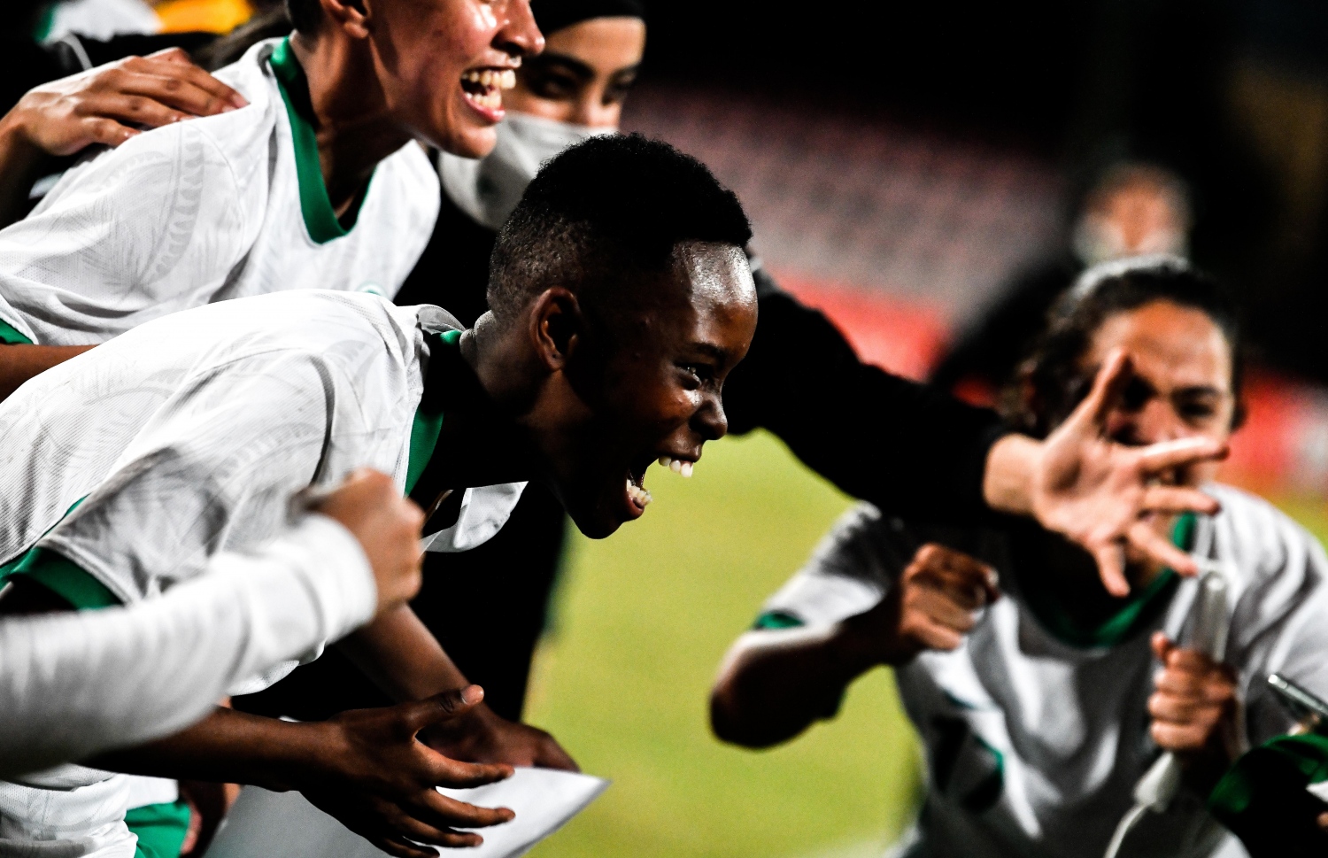 މެޗަށް ފަހު ސައުދީ ޓީމުގެ ކުޅުންތެރިން އުފާ ފާޅުކުރަނީ، މިއީ ސައުދީ އަންހެން ޓީމު ކާމިޔާބުކުރި ދެ ވަނަ މެޗް. --ފޮޓޯ: ފަޔާޒު މޫސާ / މިހާރު