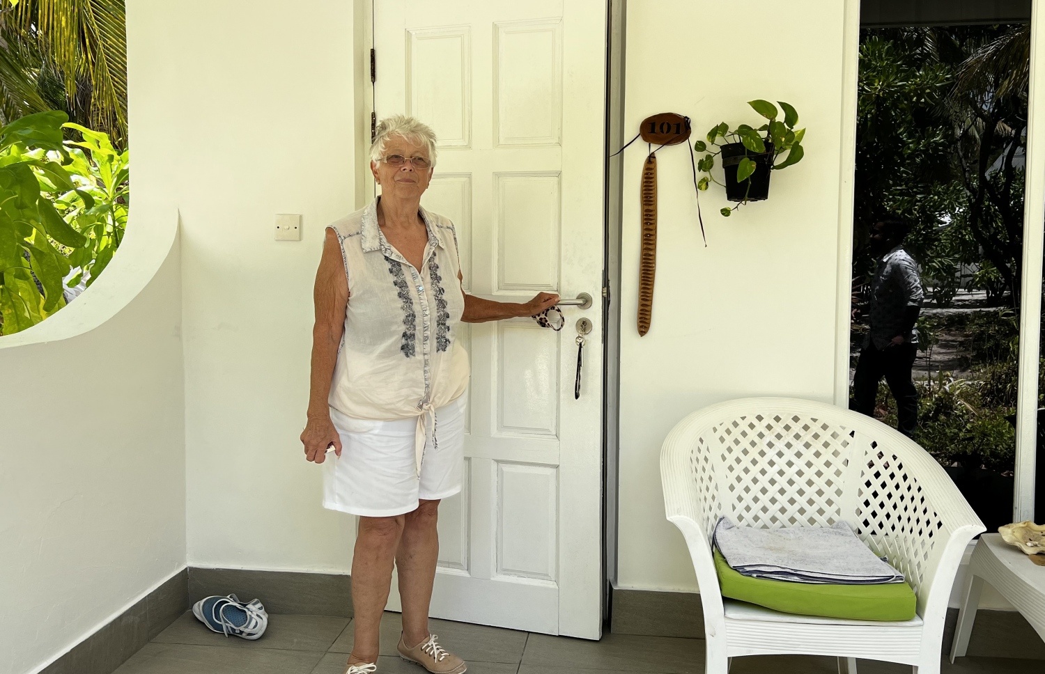 މަރިއަން، އޭނާ އާއި އޭނާގެ ފިރިމީހާ އެންމެ ފުރަތަމަ ރާއްޖެ އައިސް ތިބި ކޮޓަރީގެ ބޭރުގައި: އޭނާ ގަމަށްދާ ކޮންމެ ފަހަރަކު ހުންނަނީ މި ކޮޓަރީގައި-- ފޮޓޯ: މިހާރު