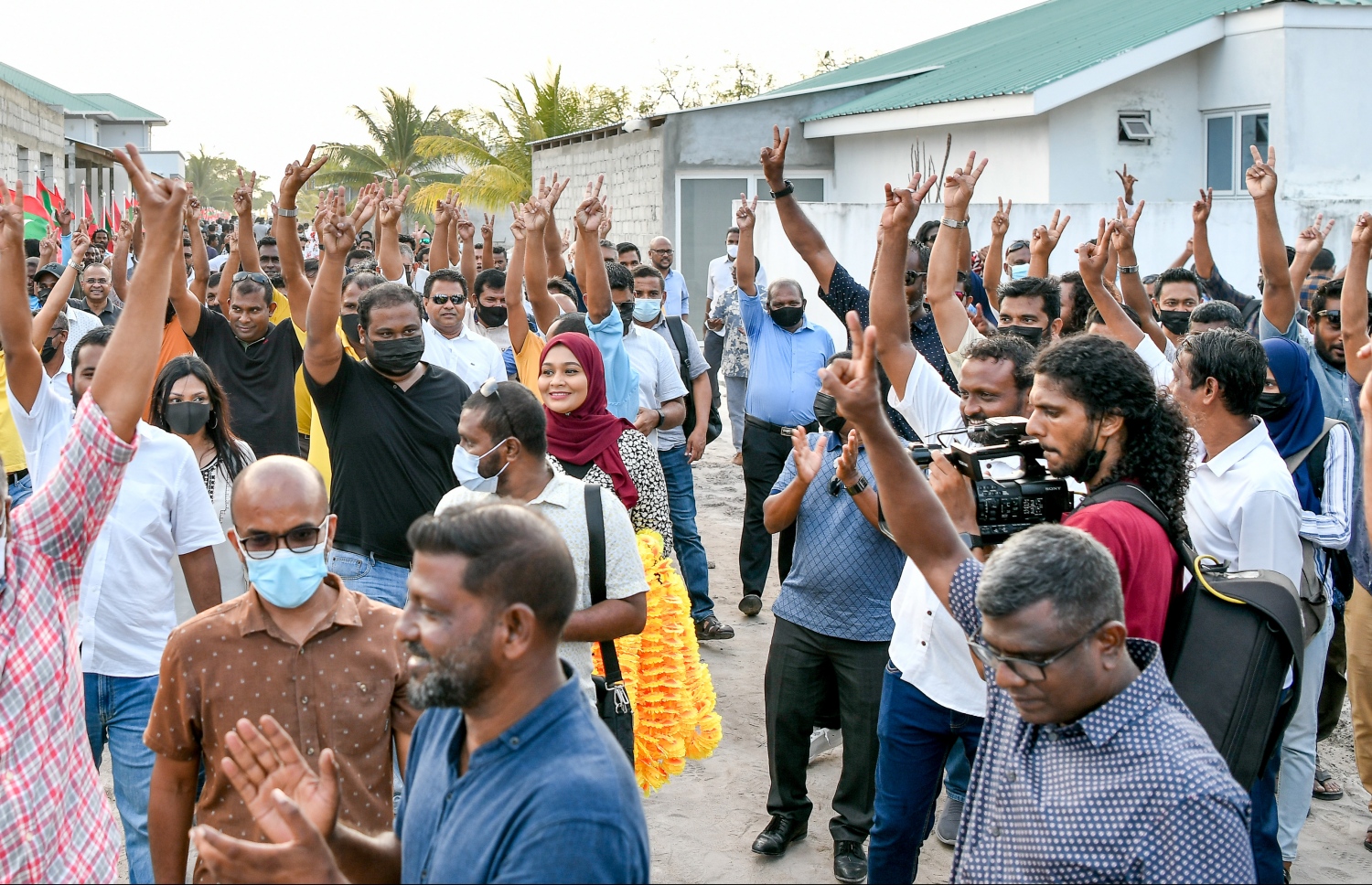 ފައްޔާޒު މިއަދު ހަވީރު މިލަންދު އަށް ވަޑައިގަތުމުން އޭނާ އަށް އެރަށުން މަރުހަބާ ކިޔަނީ.---ފޮޓޯ: ނިޝާން އަލީ/ މިހާރު