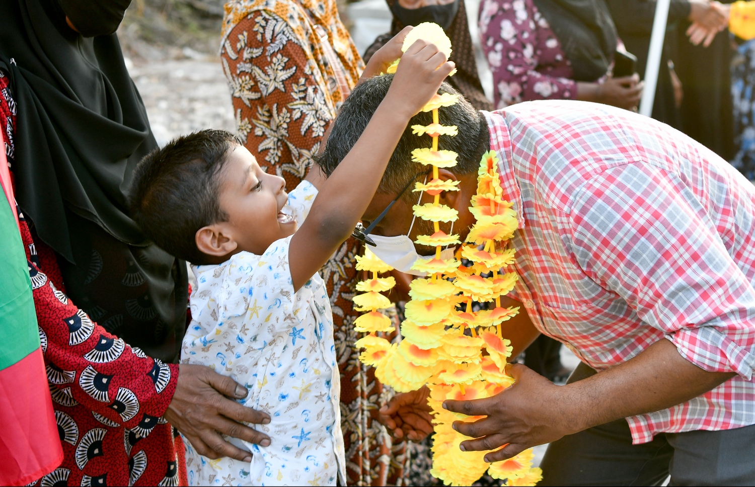 ފައްޔާޒު މިއަދު ހަވީރު މިލަންދު އަށް ވަޑައިގަތުމުން އޭނާގެ ކަރުގައި ތުއްތު ކުއްޖަކު މާފަތި އަޅުވަނީ.---ފޮޓޯ: ނިޝާން އަލީ/ މިހާރު