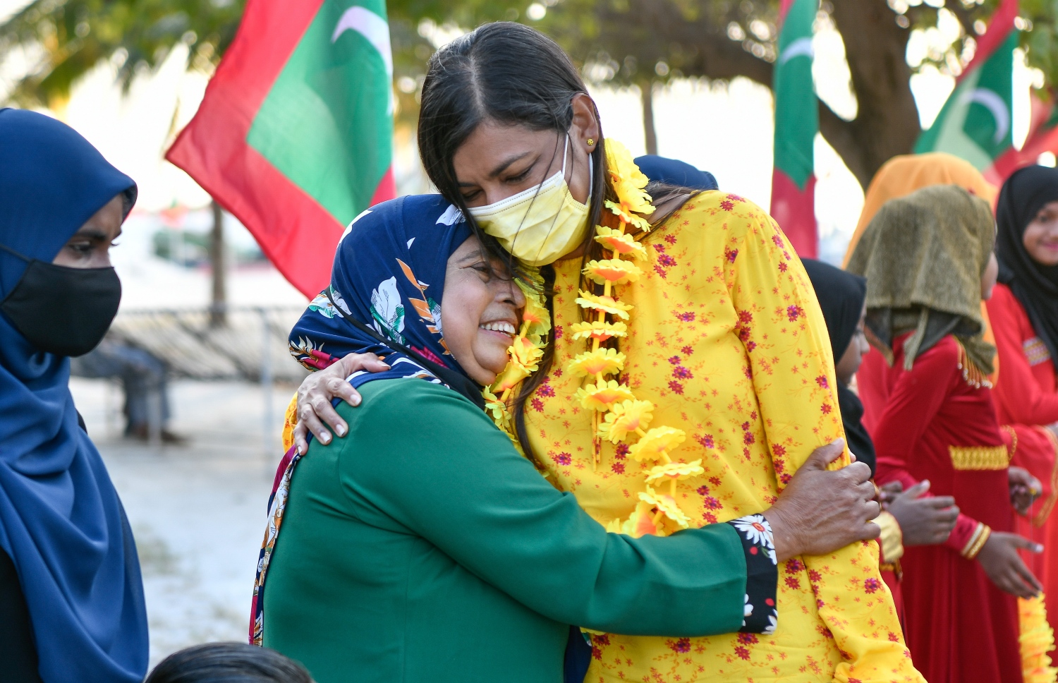 އެމްޑީޕީީގެ އެތެރޭގެ އިންތިހާބުގައި އަންހެނުންގެ ރޫހުގެ ރައީސާގެ މަގާމަށް ވާދަކުރައްވާ އައްޑޫ މީދޫ ދާއިރާގެ މެމްބަރު ރޮޒެއިނާ މިލަންދު އަށް މިއަދު ހަވީރު ވަޑައިގަތުމުން ރަށުގެ މީހަކު އުފަލުން ގޮސް އޭނާގެ ގައިގައި ބައްދާލަނީ.---ފޮޓޯ: ނިޝާން އަލީ/ މިހާރު