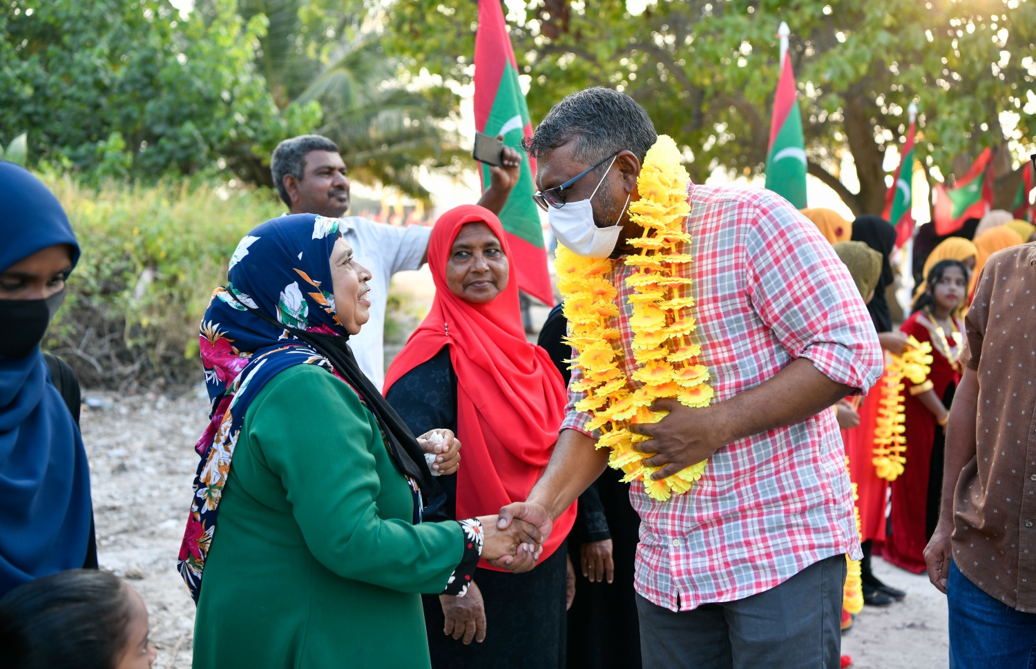 ފައްޔާޒު މިއަދު ހަވީރު މިލަންދު އަށް ވަޑައިގަތުމުން އޭނާގެ ކަރުގައި މާފަތި އަޅުވަނީ.---ފޮޓޯ: ނިޝާން އަލީ/ މިހާރު