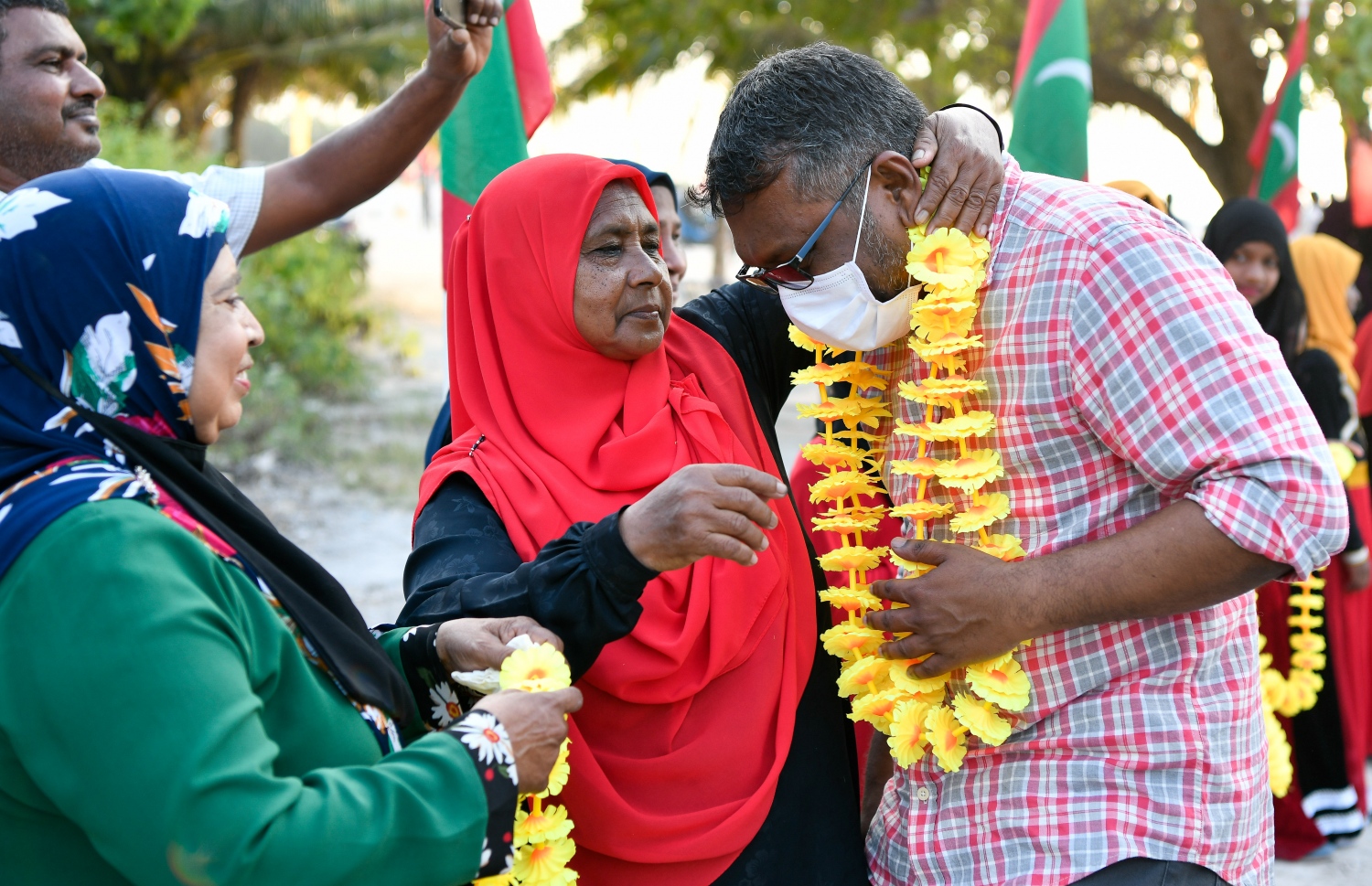 ފައްޔާޒު މިއަދު ހަވީރު މިލަންދު އަށް ވަޑައިގަތުމުން އޭނާގެ ކަރުގައި މާފަތި އަޅުވަނީ.---ފޮޓޯ: ނިޝާން އަލީ/ މިހާރު