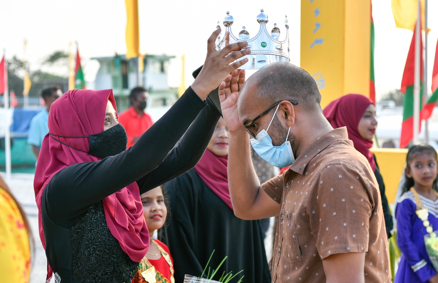 ފައްޔާޒުގެ ކެމްޕެއިން ޓީމުގައި ހިމެނޭ ފިނޭންސް މިނިސްޓަރު އަމީރު މިލަންދު އަށް ވަޑައިގަތުމުން އޭނާގެ ބޮލުގައި ތާޖެއް އަޅުވަނީ.---ފޮޓޯ: ނިޝާން އަލީ/ މިހާރު