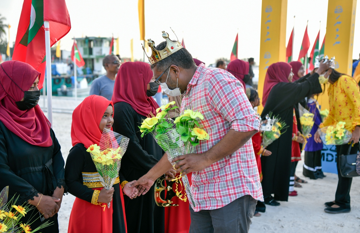 ފައްޔާޒު މިއަދު ހަވީރު މިލަންދު އަށް ވަޑައިގެން ކުޑަކުއްޖަކާ ސަލާމް ކުރައްވަނީ.---ފޮޓޯ: ނިޝާން އަލީ/ މިހާރު