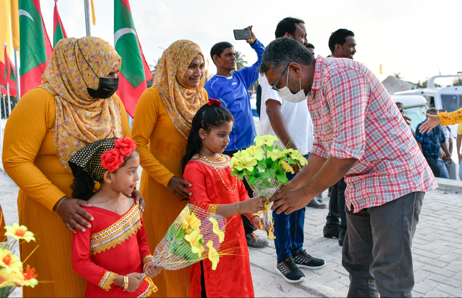 ފައްޔާޒު މިއަދު ހަވީރު މިލަންދު އަށް ވަޑައިގަތުމުން އޭނާ އަށް ތުއްތު ކުއްޖަކު މަރުހަބާ ކިޔަނީ.---ފޮޓޯ: ނިޝާން އަލީ/ މިހާރު