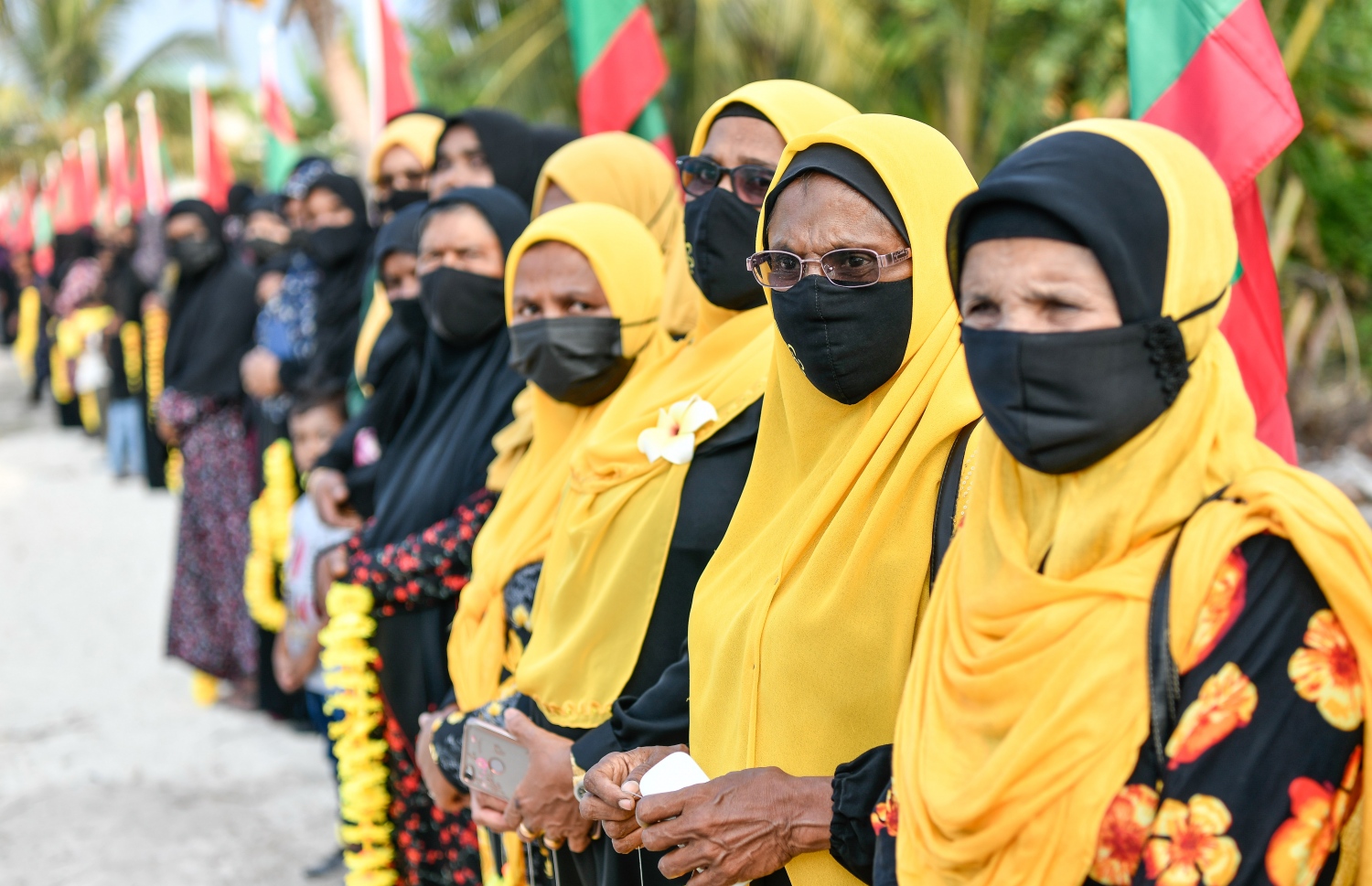 ފައްޔާޒަށް މަރުހަބާ ކިޔަން އެމްޑީޕީގެ މެމްބަރުން ތައްޔާރުވެގެން.---ފޮޓޯ: ނިޝާން އަލީ/ މިހާރު