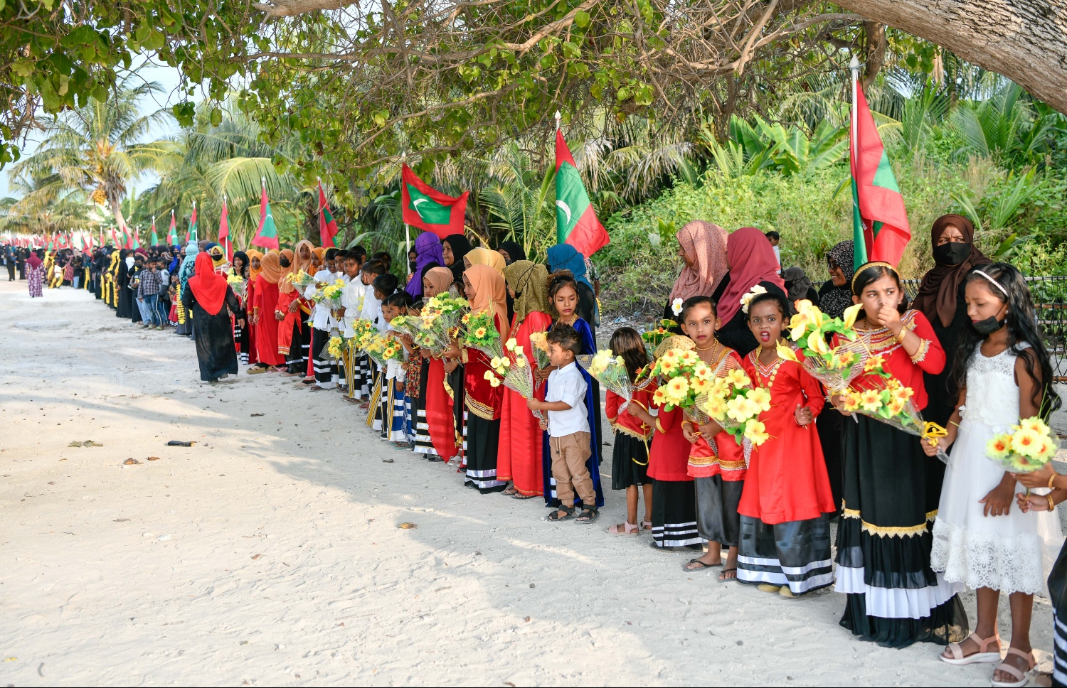 ފައްޔާޒަށް މަރުހަބާ ކިޔަން ތުއްތު ކުދިން ތައްޔާރު ވެގެން.---ފޮޓޯ: ނިޝާން އަލީ/ މިހާރު