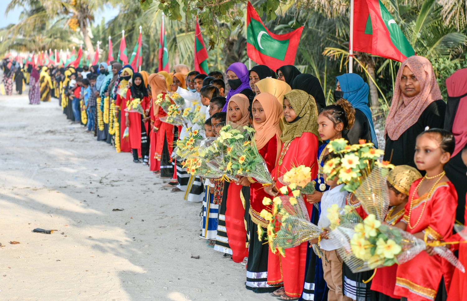 ފައްޔާޒަށް މަރުހަބާ ކިޔަން ތުއްތު ކުދިން ތައްޔާރު ވެގެން.---ފޮޓޯ: ނިޝާން އަލީ/ މިހާރު