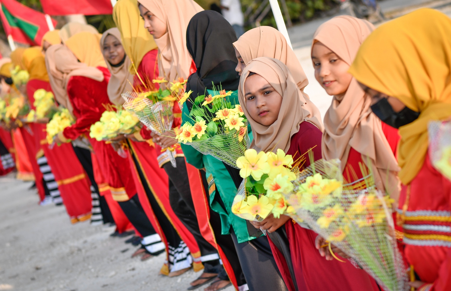 ފައްޔާޒަށް މަރުހަބާ ކިޔަން ތުއްތު ކުދިން ތައްޔާރު ވެގެން.---ފޮޓޯ: ނިޝާން އަލީ/ މިހާރު