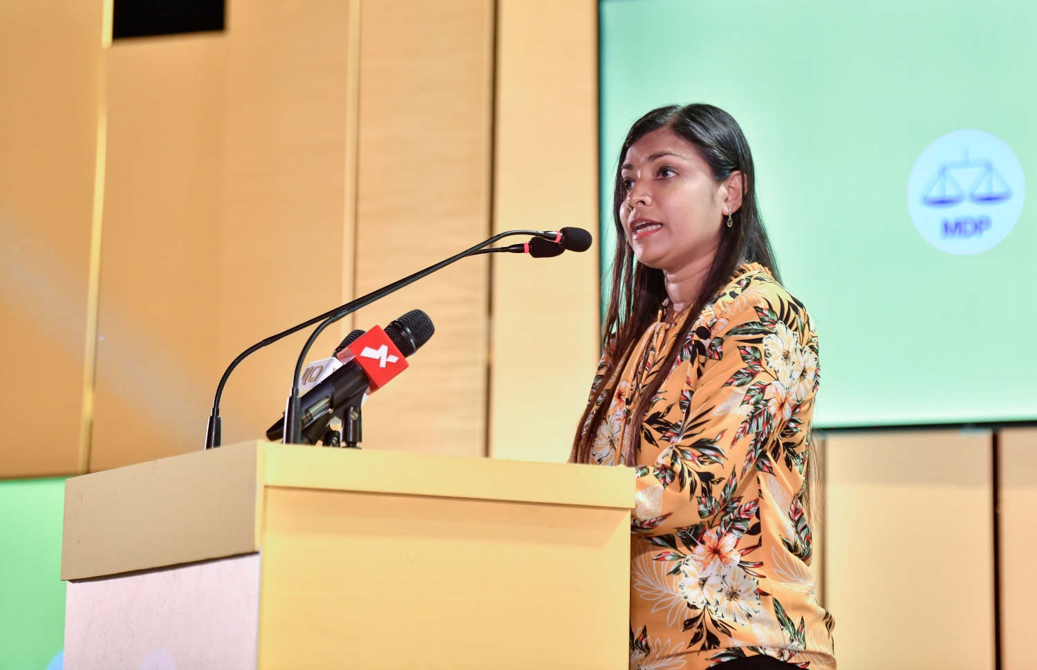 މިލަންދޫގައި ރޭ އޮތް ޖަލްސާގައި ރޮޒައިނާ ވާހަކަ ދައްކަވަނީ.---ފޮޓޯ: ނިޝާން އަލީ/ މިހާރު