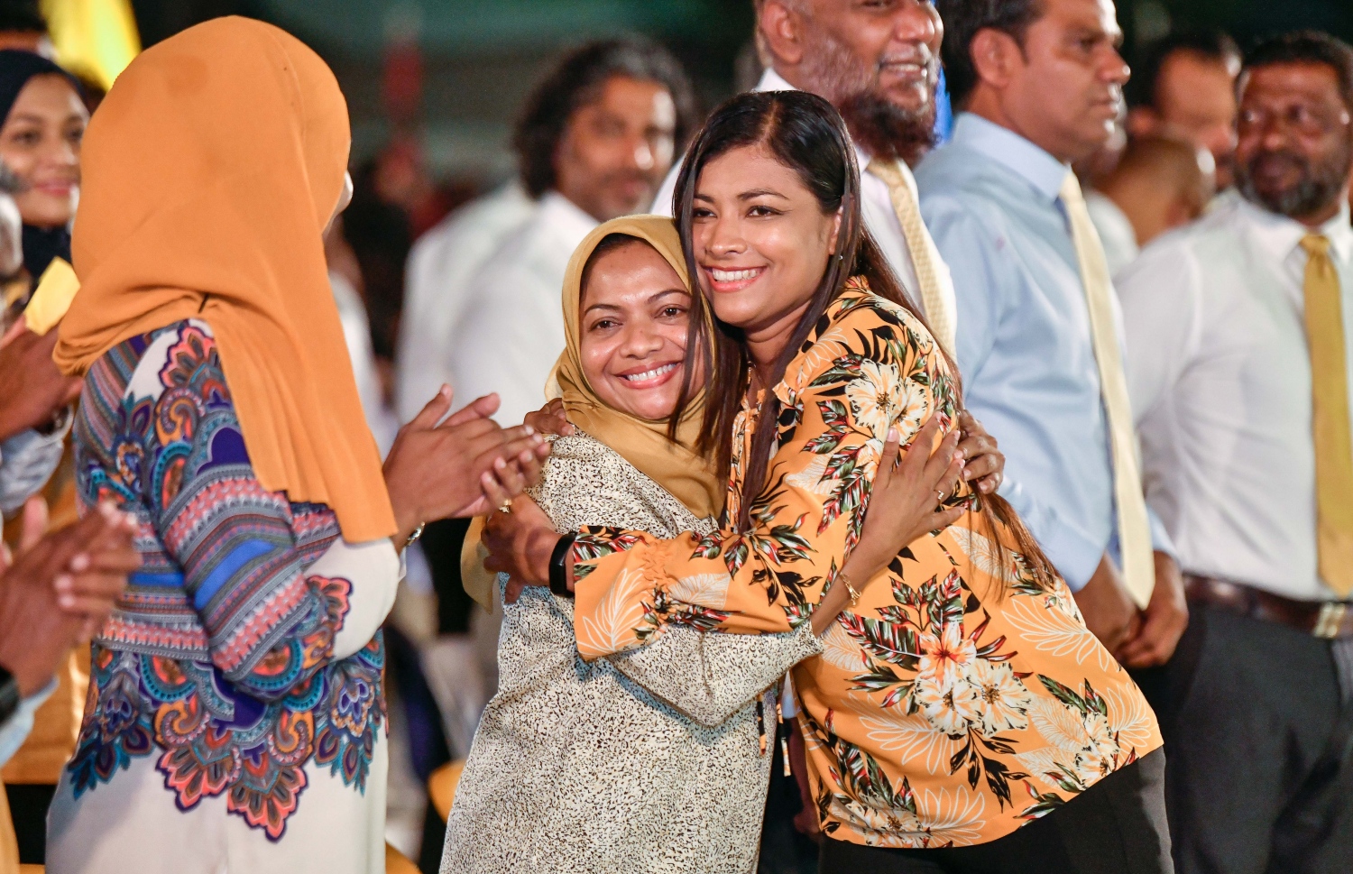 ފައްޔާޒުގެ ކެމްޕެއިން ފެށުމުގެ ރަސްމިއްޔާތުގައި، އަންހެނުންގެ ރޫހުގެ ރައީސްކަމަށް ވާދަކުރައްވާ ރޮޒައިނާ، ޖެންޑާ މިނިސްޓްރީގެ ސްޓޭޓް މިނިސްޓަރު ޒިފްލީންގެ ގައިގައި ބައްދާލައްވައި ސަލާމް ކުރައްވަނީ.---ފޮޓޯ: ނިޝާން އަލީ/ މިހާރު