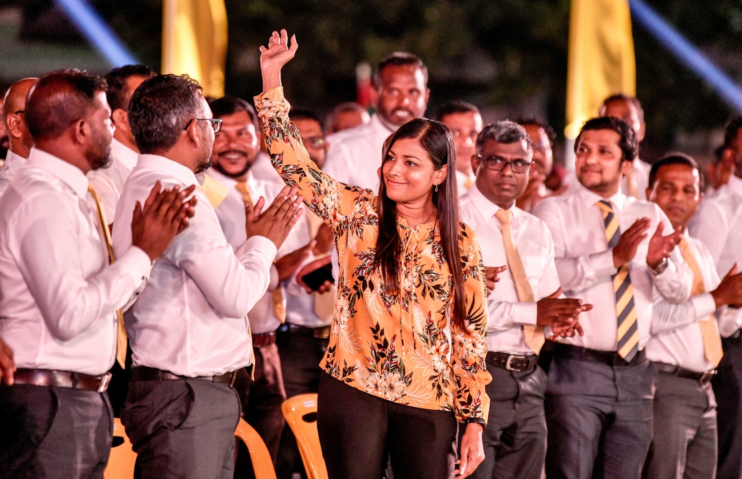 އަންހެނުންގެ ރޫހުގެ ރައީސާކަމަށް ރޮޒައިނާ ވާދަކުރައްވާކަން ރަސްމީކޮށް މިލަންދޫގައި މިރޭ އިއުލާން ކުރުމުން އޭނާ އުފަލުން އަތް ނަންގަވައިގެން.---ފޮޓޯޅ ނިޝާން އަލީ/ މިހާރު