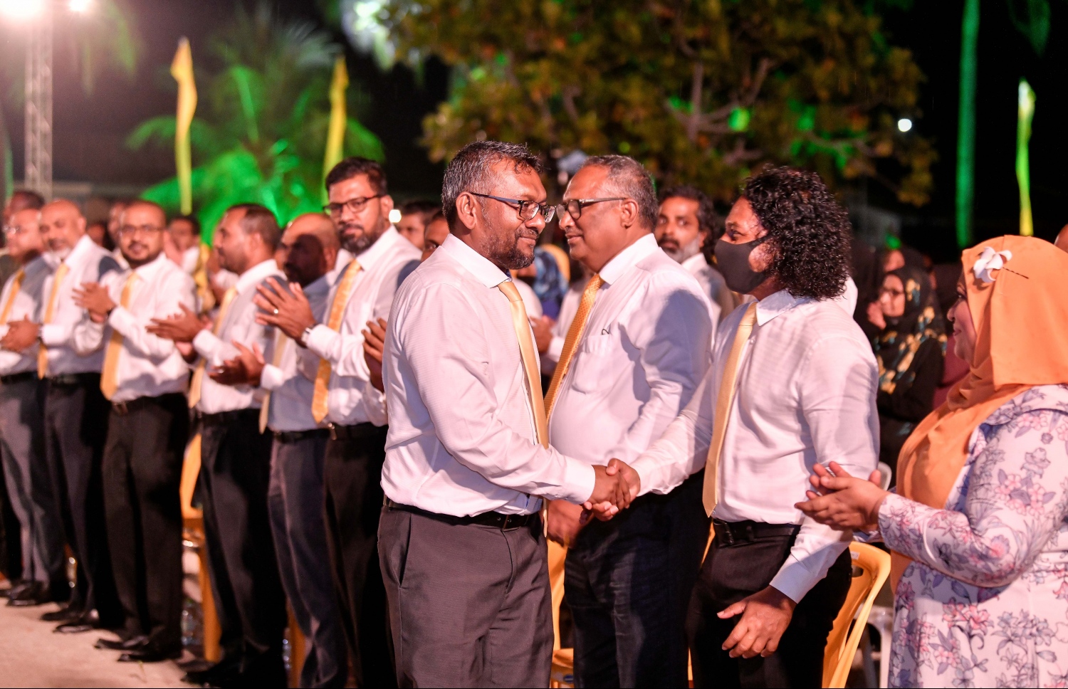 ފައްޔާޒުގެ ކެމްޕެއިން ރަސްމީކޮށް ފެށުމުގެ ޖަލްސާގައި އޭނާ ބައެއް މީހުންނާ ސަލާމް ކުރައްވަނީ.---ފޮޓޯ: ނިޝާން އަލީ/ މިހާރު