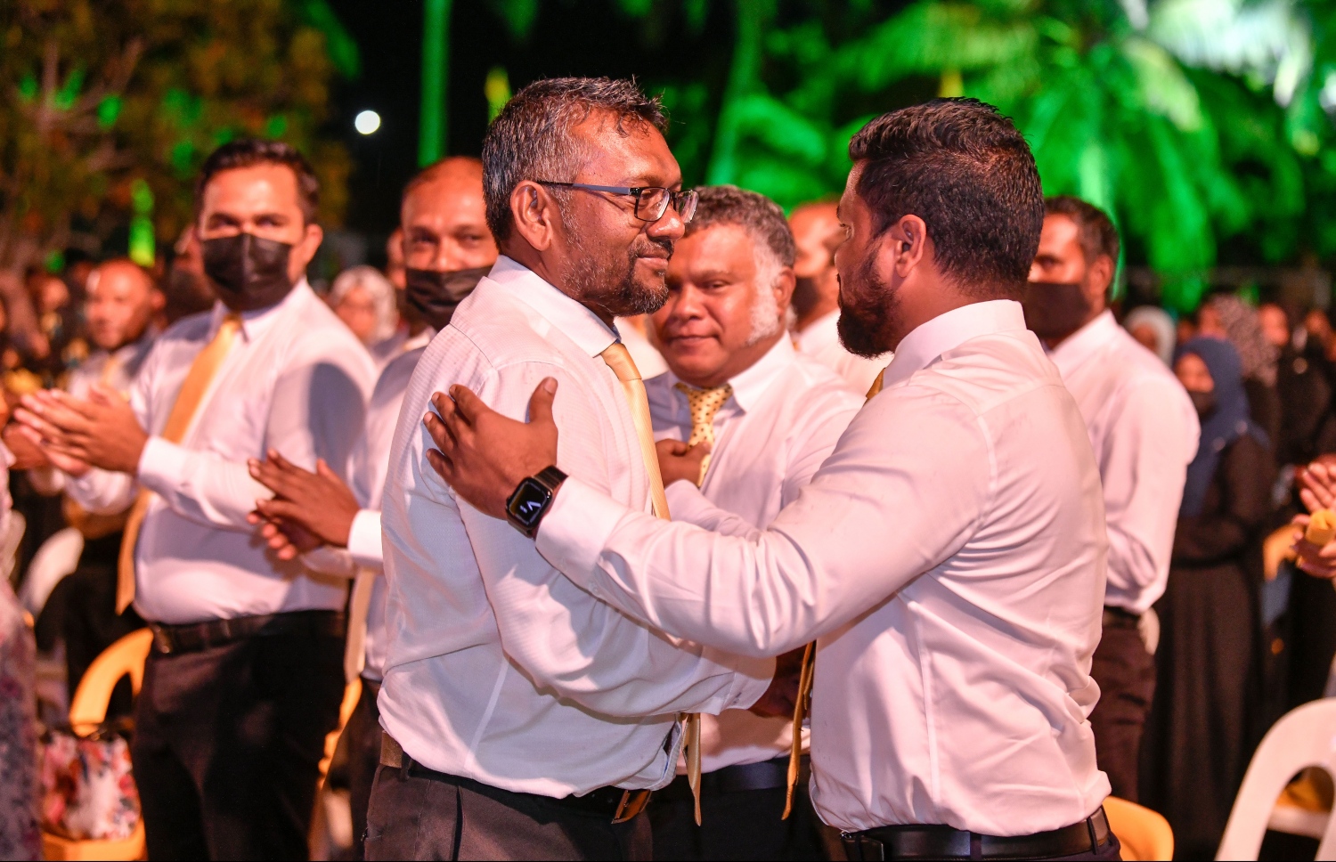 ފައްޔާޒުގެ ކެމްޕެއިން ރަސްމީކޮށް ފެށުމުގެ ޖަލްސާގައި އޭނާ ބައެއް މީހުންނާ ސަލާމް ކުރައްވަނީ.---ފޮޓޯ: ނިޝާން އަލީ/ މިހާރު