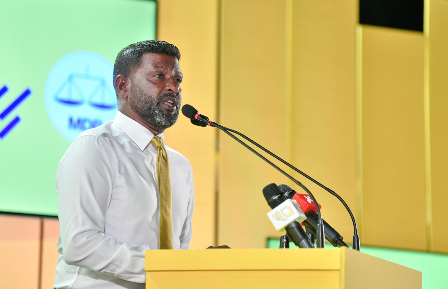 ފައްޔާޒުގެ ކެމްޕެއިން ރަސްމީކޮށް ފެށުމަށް މިލަންދޫގައި ރޭ އޮތް ޖަލްސާގައި މެމްބަރު އަލީ ރިޒާ ވާހަކަ ދައްކަވަނީ.---ފޮޓޯ: ނިޝާން އަލީ/ މިހާރު